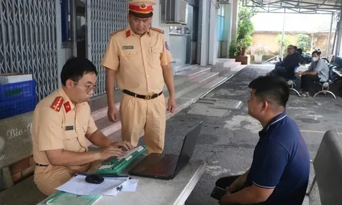 CSGT TP.HCM xử phạt thanh niên buông hai tay lái xe phân khối lớn vào năm 2023