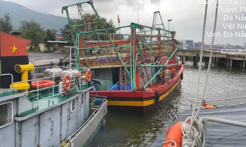 BĐBP Đà Nẵng kịp thời cứu 6 ngư dân trên tàu cá bị phá nước