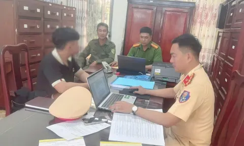 Buông hai tay lái, không mũ bảo hiểm, nam thanh niên 19 tuổi bị CSGT Đồng Nai xử phạt