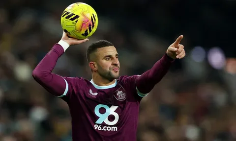 CĐV MU nổi giận với Walker