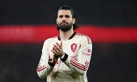 Liverpool tiếp lửa cho cuộc đua vô địch