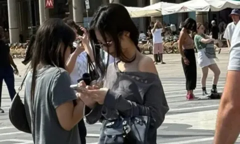 Jennie (BLACKPINK) được bắt gặp ở chốn đông người, trên tay cầm một vật gây 'choáng'