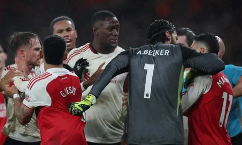 Cảnh hỗn loạn trong trận Arsenal gặp Liverpool