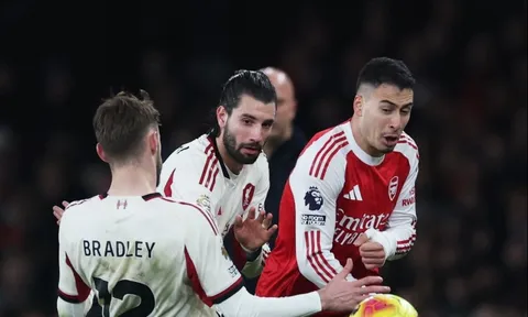 Một cú đẩy làm dậy sóng Ngoại hạng Anh