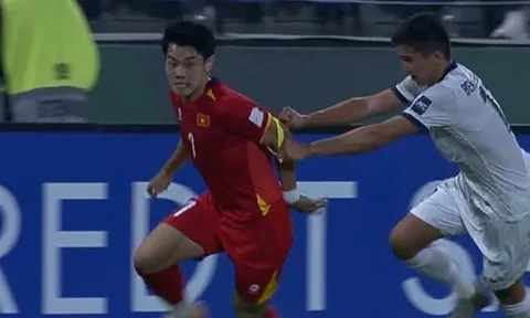 Khoảnh khắc Đình Bắc bị đối thủ giật băng đội trưởng