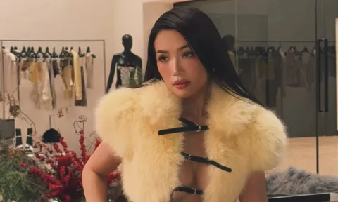 Sĩ Thanh phô trọn vóc dáng quyến rũ ở tuổi 40 với mốt không nội y