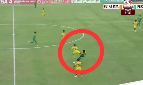 Cầu thủ Indonesia bị cấm suốt đời vì cú đá kinh hoàng