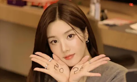 'Nữ thần Waterbomb' Kwon Eun Bi khoe nhan sắc gây xao xuyến