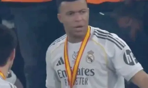 Khoảnh khắc xấu xí của Mbappe