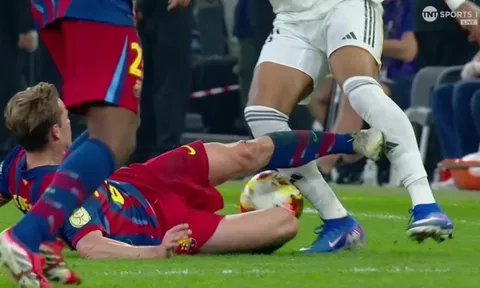 Pha bóng ghê rợn ở Siêu kinh điển