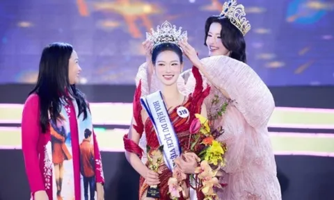 Chinh phục Ban giám khảo bởi phần ứng xử song ngữ xuất sắc, cô gái Hà Nội đăng quang Hoa hậu Du lịch Việt Nam 2026