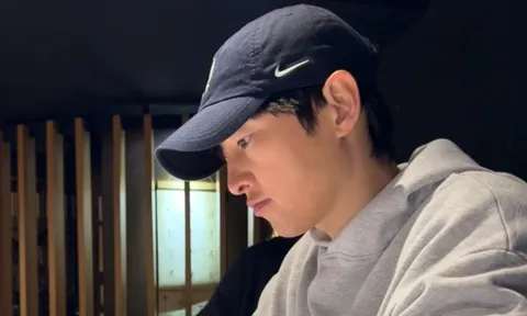 Ảnh giản dị của Song Joong Ki trên đường phố gây sốt