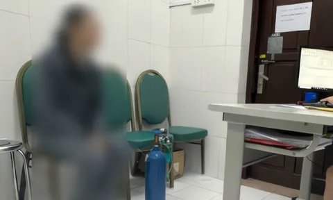 Nữ sinh mang bình khí cười đi khám tâm thần khiến bác sĩ bất ngờ