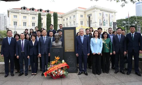 Phó Thủ tướng Thường trực Nguyễn Hòa Bình dâng hoa tại Tượng đài Chủ tịch Hồ Chí Minh ở Singapore