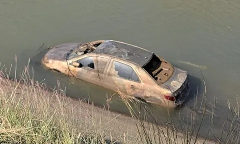 Đi giao hàng, nam thanh niên phát hiện ra cảnh tượng đáng sợ dưới kênh