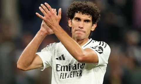 Cựu cầu thủ Real Madrid khóc khi đội cũ bị loại