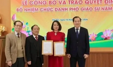 Trường ĐH Kinh doanh và Công nghệ Hà Nội trao quyết định bổ nhiệm Phó Giáo sư