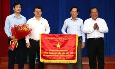 Sở GD&ĐT Cà Mau nhận Cờ thi đua của Bộ GD&ĐT