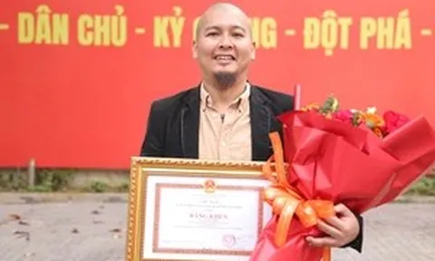 Hoạ sĩ Lê Hữu Hiếu nhận bằng khen của UBND TPHCM