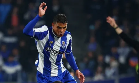 Thiago Silva lại gây kinh ngạc