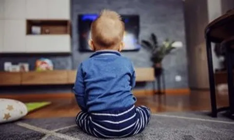 Trẻ em xem màn hình nhiều bị giảm vốn từ vựng