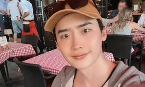 Lee Jong Suk khoe loạt ảnh cận mặt, một chi tiết gây choáng