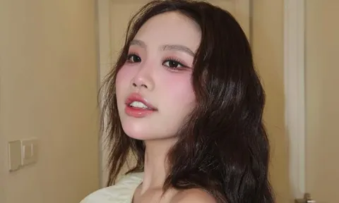 Phương Mỹ Chi khoe ảnh giữa đêm gây bàn tán