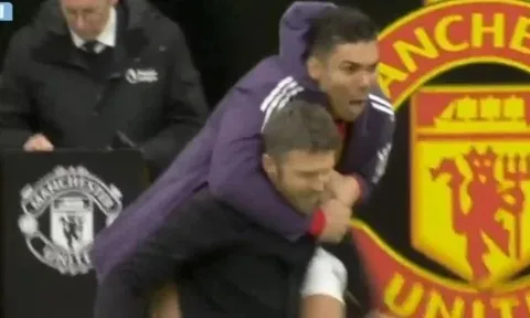 Khoảnh khắc gây chú ý của Casemiro với Carrick