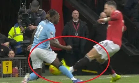 Tranh cãi ở derby Manchester