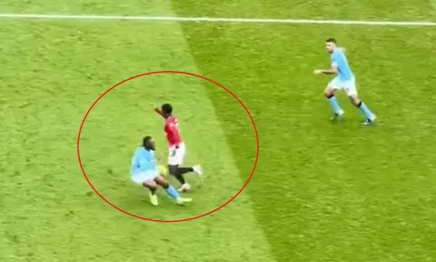 Mainoo gây sốt khi làm bẽ mặt tân binh của Man City