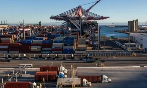 Kinh tế Mỹ: Sản lượng chế tạo tăng ngoài dự kiến, xuất khẩu 'bận rộn', thị trường nhà ở tiếp tục khó khăn