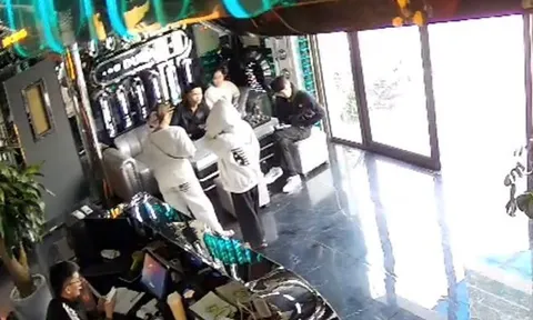 2 thiếu nữ bị lừa đi làm công nhân rồi bán cho quán karaoke