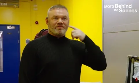 Rooney bị điếc một bên tai