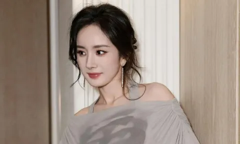 Dương Mịch 'ngượng chín mặt' vì bị nhắc nhở kém duyên ngay trên livestream