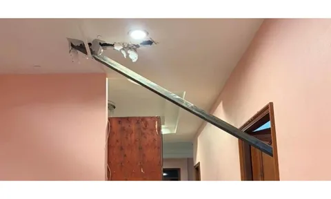 Đang ở trong nhà, gia chủ hoảng loạn khi thấy 1 thanh thép khổng lồ xuyên thủng cả trần và cửa