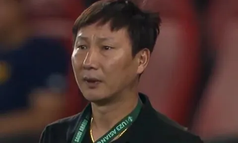 Ánh mắt thất thần của HLV Kim Sang-sik