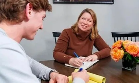 Phụ huynh Anh 'oằn mình' vì học phí đại học