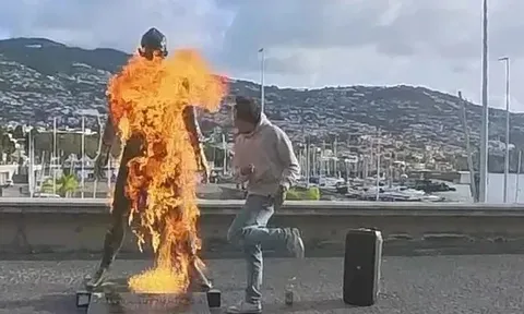 Tượng Ronaldo bị đốt