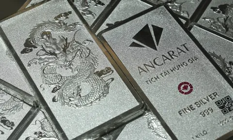 Bạc lập đỉnh mới, người dân rút tiết kiệm, xếp hàng đến 9 giờ tối chờ mua