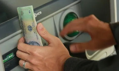 Tiền mặt người dân rút từ ATM ngân hàng giảm kỷ lục