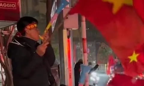 Bố con Duy Mạnh 'đi bão' rạng sáng mừng chiến thắng của U23 Việt Nam