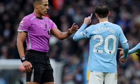 Quyết định dũng cảm của trọng tài lần đầu bắt chính Ngoại hạng Anh