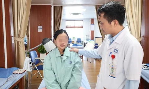 Đang khỏe mạnh bỗng méo miệng, lệch mặt khi ngủ dậy 0