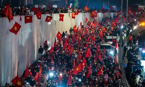 Hình ảnh CĐV Việt Nam đổ ra đường gây chú ý