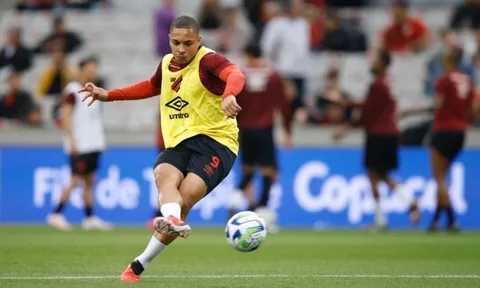 Sao Brazil tăng giá ngoạn mục sau một năm rời Barca