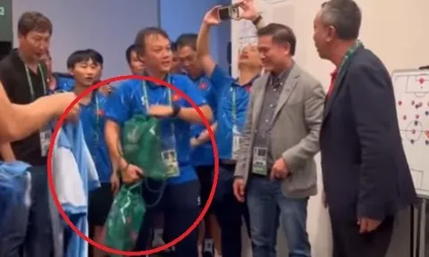 Ban tổ chức trao huy chương cho U23 Việt Nam bằng túi rút