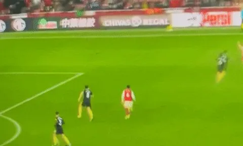 Maguire nhấc bổng cầu thủ Arsenal