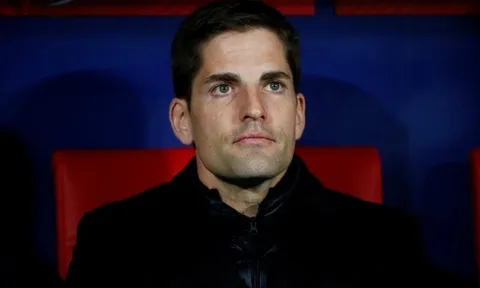 HLV bị sa thải vì nghe ChatGPT bắt cầu thủ thức suốt 28 tiếng