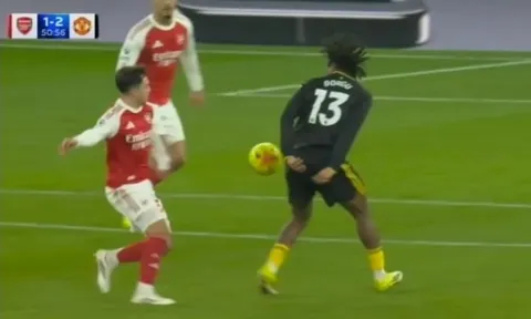 CĐV Arsenal nổi giận với VAR