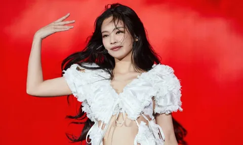 Jennie (BLACKPINK) khoe cơ bụng số 11 khiến hội chị em trầm trồ